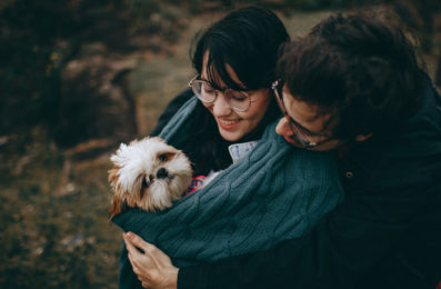 couple-hugging-dog